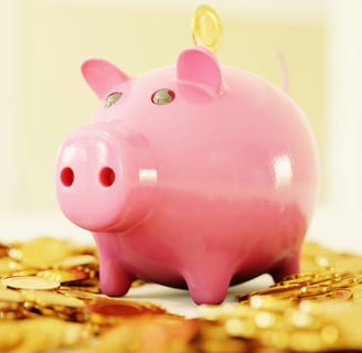 Porquinho de poupança rosa com moedas douradas, simbolizando economia e investimentos financeiros