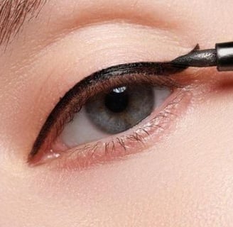 Jenis dan cara memakai eyeliner