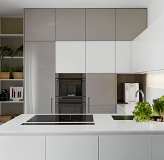 Cocina reformada en Valencia con diseño moderno, encimeras de cuarzo y electrodomésticos eficientes.
