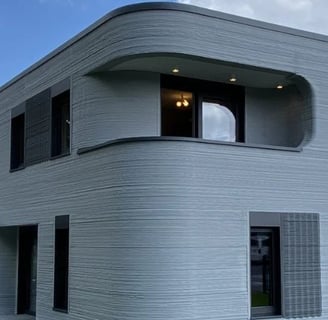 Impresora 3D construyendo una vivienda con tecnología avanzada y materiales innovadores.