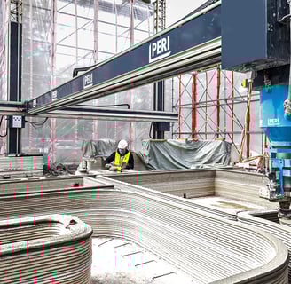 Impresora 3D construyendo una vivienda con tecnología avanzada y materiales .