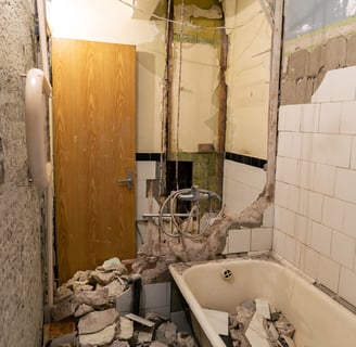 Baño antiguo en proceso de reforma integral en vivienda de Valencia por Reformistas Valencia.