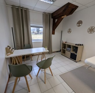 cabinet avec des chaise