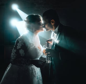 Mariés qui s'embrasse lors de leur soirée de mariage dans le Beaujolais (Rhône)