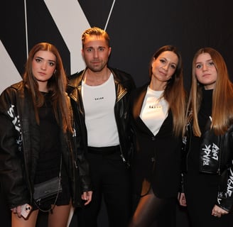 David Martínez junto a su esposa y hermanas luciendo parte de la colección SATAN 