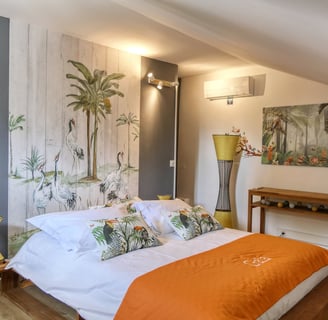 Chambre Gaia du mas L'Enclos du Soleil le Vent, grand gîte de charme en Drôme pour des vacances en famille ou entre amis