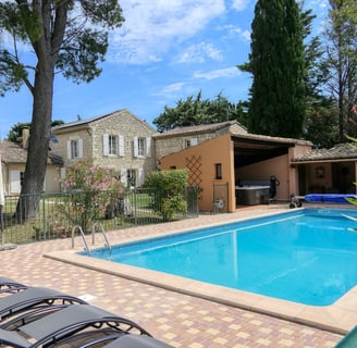 Grande piscine & transats pour se relaxer dans le mas de l'Enclos du Soleil le Vent (Provence)