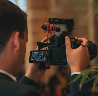 Vidéaste qui filme une scène de mariage avec sa caméra
