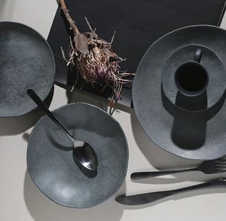 Aparelho de jantar preto.