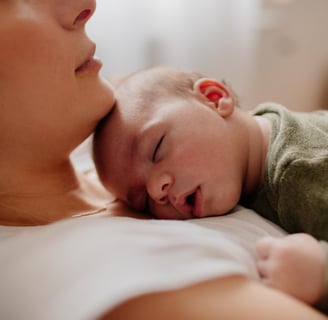 mama-con-bebe-dormido