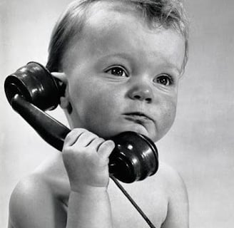 niño-con-telefono