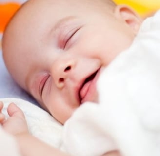 bebe-dormido-contento