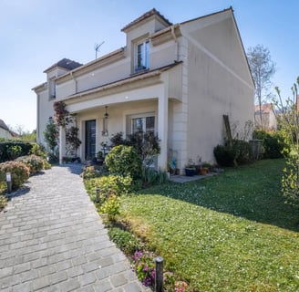 Façade d'une maison à vendre