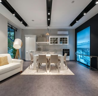 Sala mobiliada de uma casa com mesa e cadeira