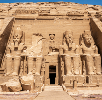 Madruga para un viaje a Abu Simbel, donde se pueden admirar los impresionantes templos de Ramsés II y Nefertari.
