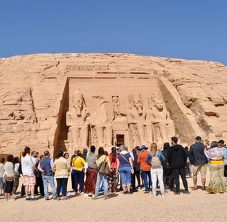 ¿Es seguro viajar a Egipto, grupo en el famoso templo de abusimbel del faraoin ramses el segundo , viajes egipto con guia
