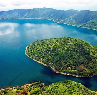 image of Lago Coatepeque in Santa Ana