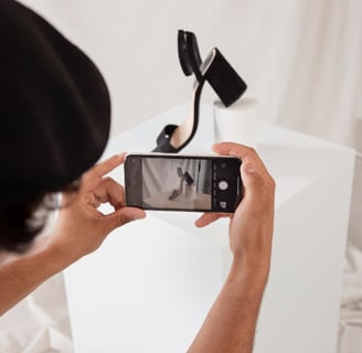 "Transforma tu talento creativo en un negocio rentable editando contenido profesional."