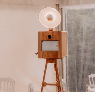 Photobooth en bois clair sur trépied avec éclairage circulaire, modèle Rosa, idéal pour les mariages