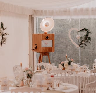 Photobooth en bois clair sur trépied avec éclairage circulaire, modèle Rosa, dans une grande salle