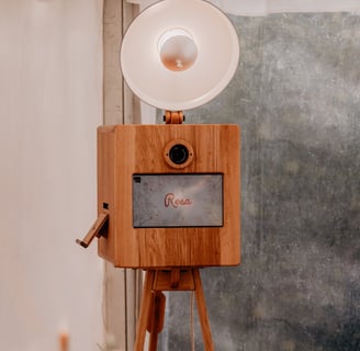 Photobooth en bois clair sur trépied avec éclairage circulaire, modèle Rosa, exemple mariage