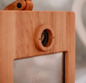Photobooth en bois clair sur trépied avec éclairage circulaire, modèle Rosa, zoom sur l'appareil