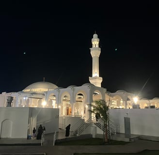 a large white Al Rahma Mosque in Jeddah, Saudi Arabia