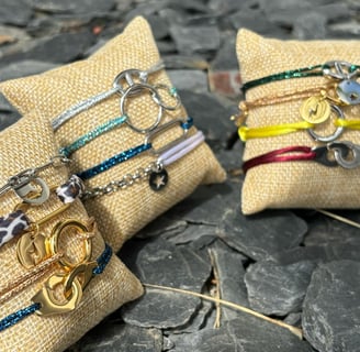 Bracelets cordons et joncs argentés et dorés