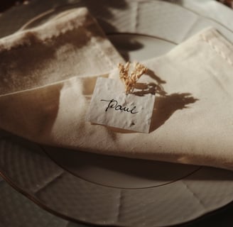 Marque place invités sur serviette et assiettes