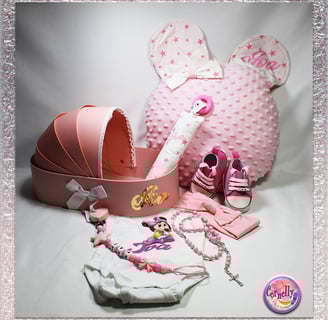 Elegantna poklon kolijevka s baby tenisicama i grickom