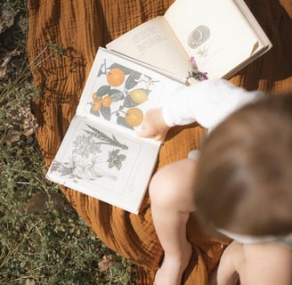 lecture avec bébé en noir et blanc