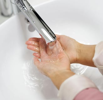 enfant qui se lave les mains