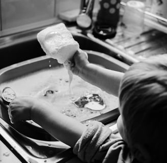 enfants qui fait sa vaisselle