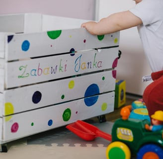 enfant qui range ses  jouets