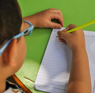 enfants qui fait ses devoirs
