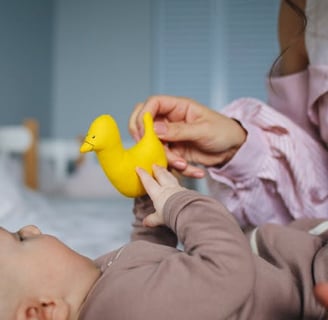 bébé qui joue avec sa maman