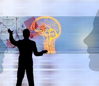 Homme de dos montre sur 1 tableau chiffres dessins avec la main gauche et 1 cerveau avec la droite