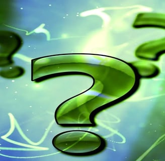 Trois gros points d'interrogation verts symbolisant les questions que peuvent poser les internautes