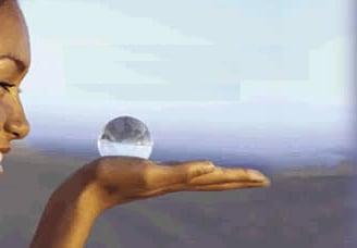 Partie d'un visage de femme. Elle tient dans sa paume de main 1 boule de cristal symbole hypnotique