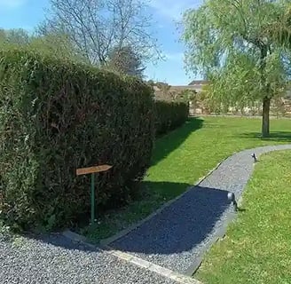 Panneau ALCYON 86 indiquant l'allée conduisant à la porte du cabinet de Francis BARRET à Lavoux