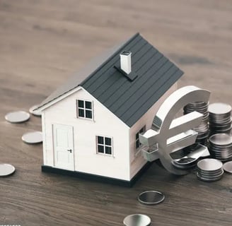 Petite maison à côté d'un gros sigle euros et entourée de pièces de monnaie