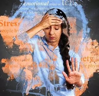 Femme, cheveux longs, main droite sur front, yeux fermés, main gauche en signe de rejet du stress