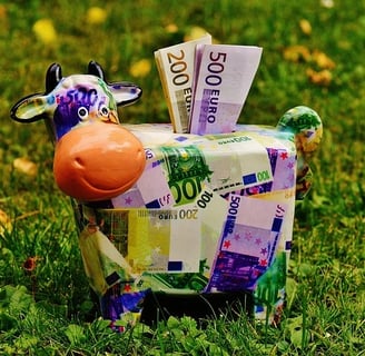 Tirelire en forme de vache tapissée de biilets en euros de 500 et 200 euros