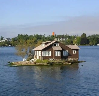 Maison du Canada sur 1 îlot rocheux au milieu d'1 lac propice à la réflexion et la psychothérapie