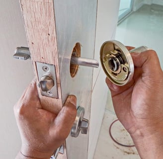 Chaveiro realizando a manutenção de uma fechadura no Rio de Janeiro