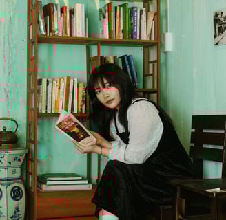 une Japonaise lit un livre