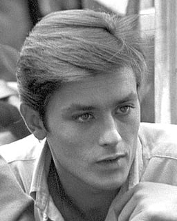 L'acteur français Alain Delon à la table d'un café sur la Via Veneto à Rome, le 5 octobre 1959.