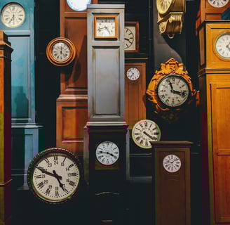 horloges anciennes. unsplash.