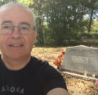 Fergus Nolan at Robert Johnsons grave near Greenwood, Mississippi.