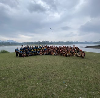 Tim rafting bersiap di basecamp Fluir Adventure Pangalengan